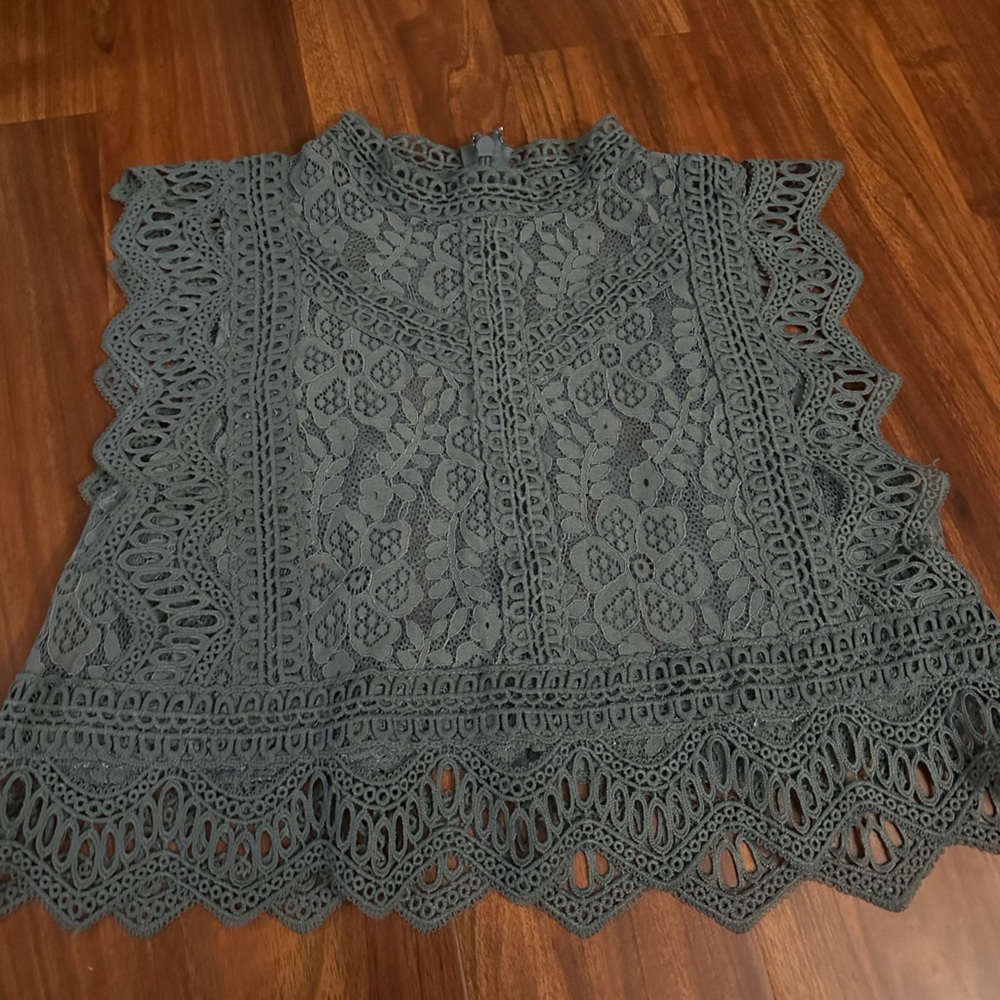 Lace cropped ruffle top